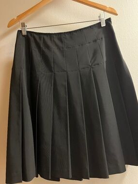 Theory pleated black skirt size 6